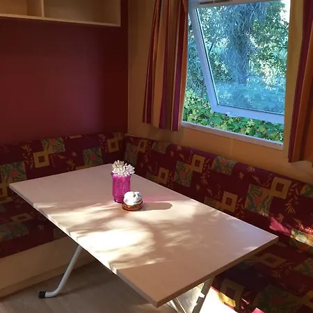 مكان تخييم Les Orangers *