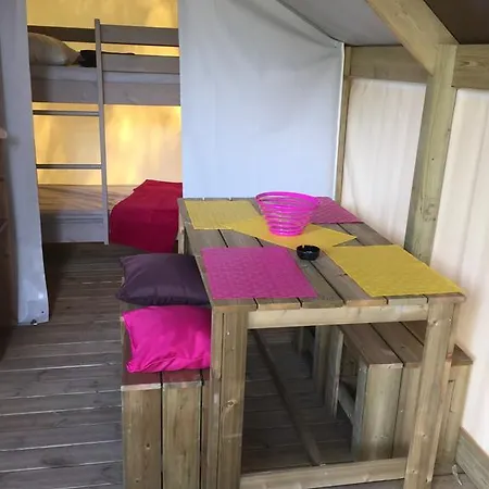 مكان تخييم Les Orangers *