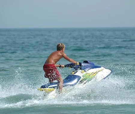 Les Orangers مكان تخييم *