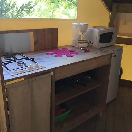 Les Orangers Kamp alanı